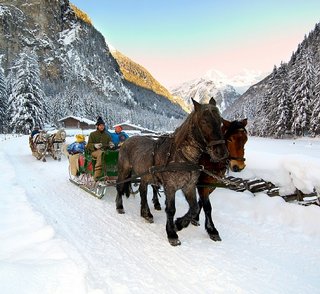 Hostel Bad Gastein Family horse-drawn sleigh romance © Gasteinertal Tourismus